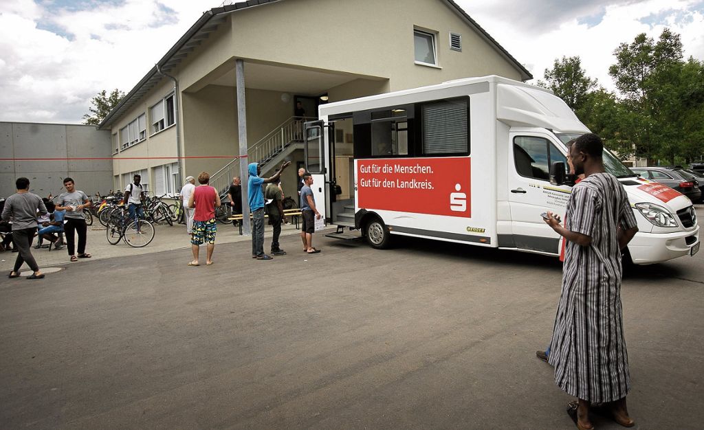 KREIS ESSLINGEN:  Das Kreissparkassenmobil fährt Unterkünfte an und versorgt Flüchtlinge mit Bargeld: Bank-Filiale auf vier Rädern