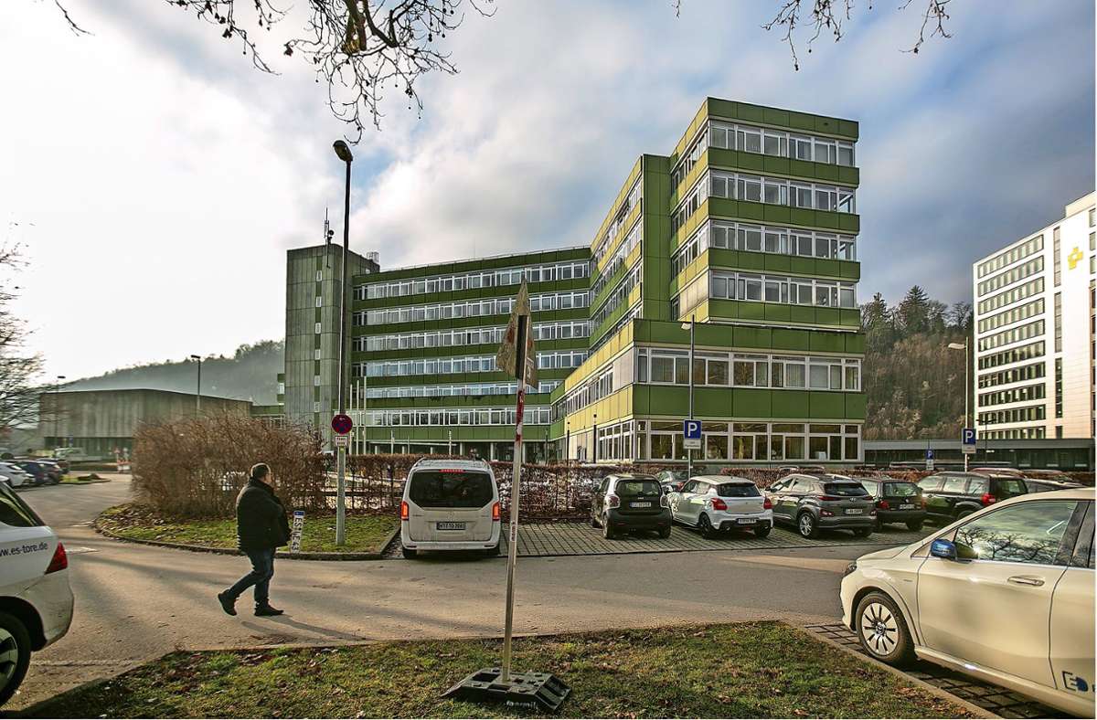 Das aus den 1970er-Jahren stammende Verwaltungsgebäude in den Esslinger Pulverwiesen wird abgerissen. An gleicher Stelle entsteht ein Neubau.