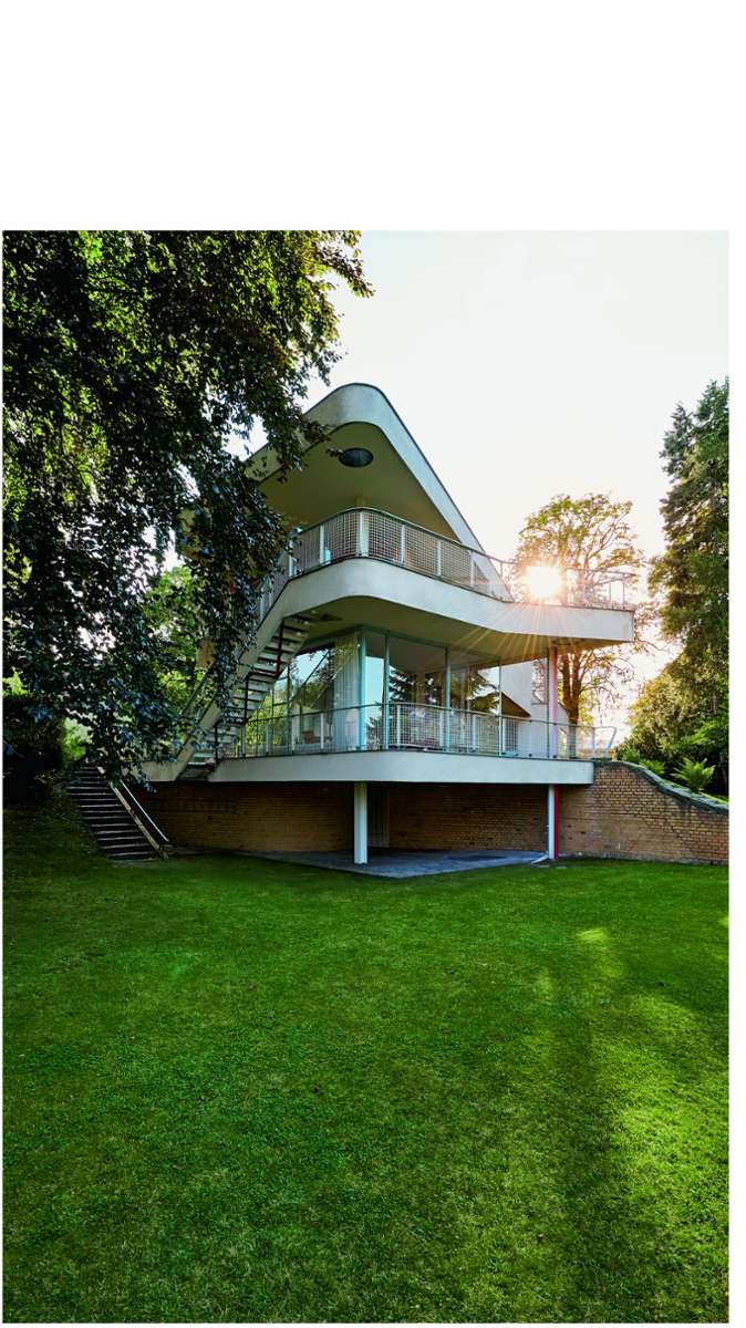 Das von Hans Scharoun entworfene Wohnhaus in Löbau kann man mieten und die Stimmung im Haus bei Tag . . .