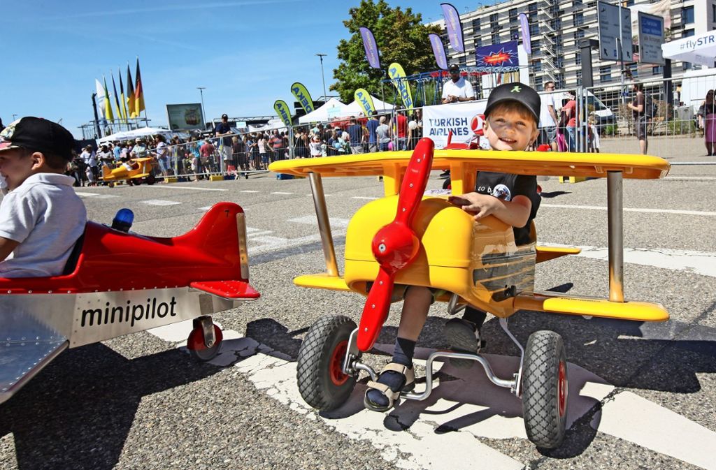 Muskelkraft statt Motor: Die Mini-Flugzeuge sind ein Klassiker beim Kinderfest.