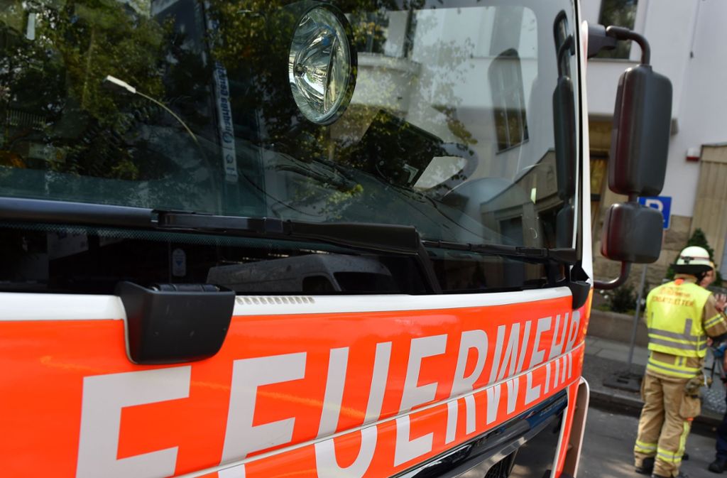 Rettungskräfte  in Weilheim/Teck im Einsatz: Schwelbrand löst Großeinsatz aus