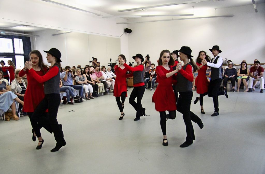 Schülerinnen und ein Schüler tanzen Tango, die Choreografie kommt von Svetlana Khinganskaia und Vladimir Khinganskiy. Foto: Eberle -  Eberle