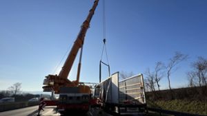 20 Tonnen Lkw-Ladung verrutschen – Kran auf der A 81