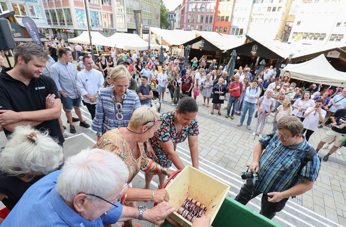 Das Traubenpressen vor dem Rathaus gehört zum Weindorf dazu.