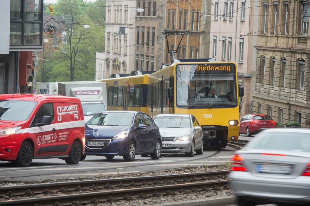 Stuttgart: Fußgänger rennt vor Stadtbahn