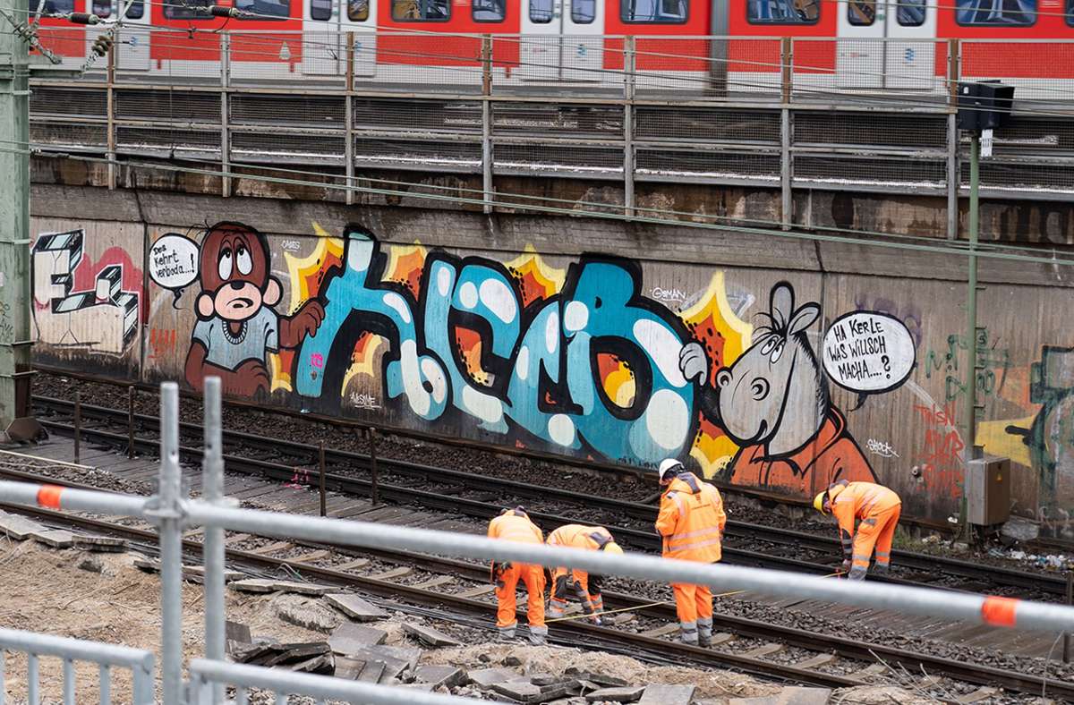 Immer wieder Graffiti-Aktionsfeld: Die Einfahrt Hauptbahnhof Stuttgart – hier 2011