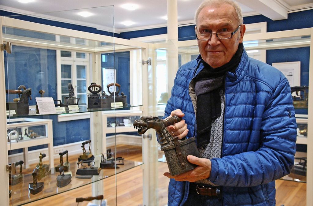 Sammeln ist seine Leidenschaft: Hans Böhm beherbergt in seinem Haus 900 historische Bügeleisen und kennt sich auch mit der Kulturgeschichte aus.