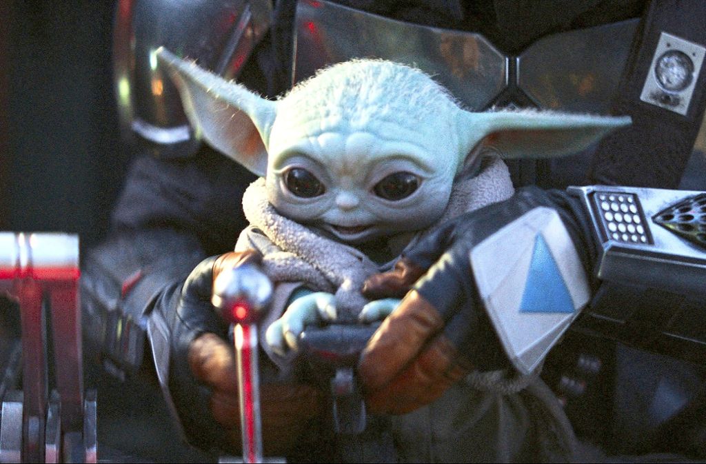 Der Mandalorian (Pedro Pascal) lässt Baby Yoda ans Steuer seines Raumschiffs.
