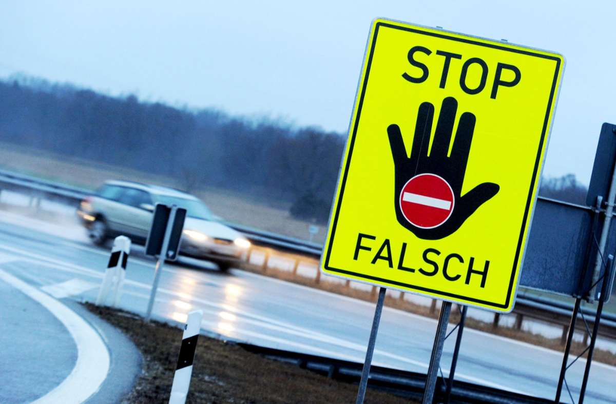 B 27 bei Leinfelden-Echterdingen: Falschfahrer gefährdet mehrere Autos