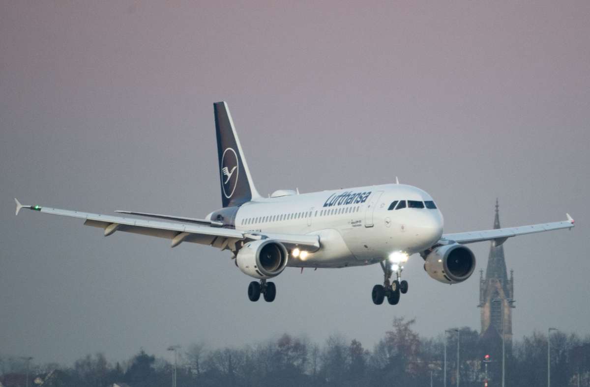 Ein Flugzeug der Fluggesellschaft Lufthansa landet auf dem Flughafen Stuttgart.  Am Mittwoch wird das aufgrund eines Warnstreiks erschwert werden. (Archivbild) Foto: dpa/Marijan Murat