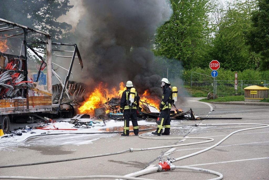 19.05.2019: Auf der A8 geriet ein Wohnmobil in Flammen und brannte komplett aus.