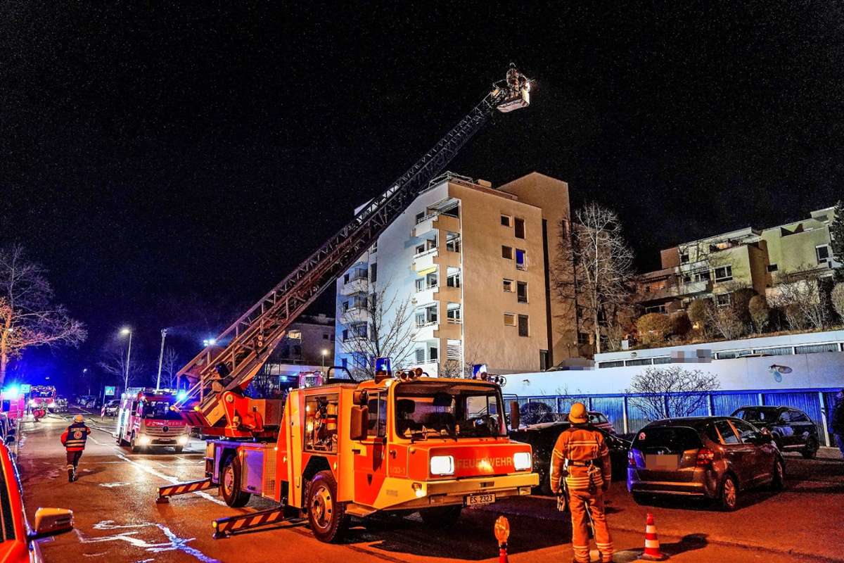 Kellerbrand in Esslingen: Drei Wohnhäuser geräumt