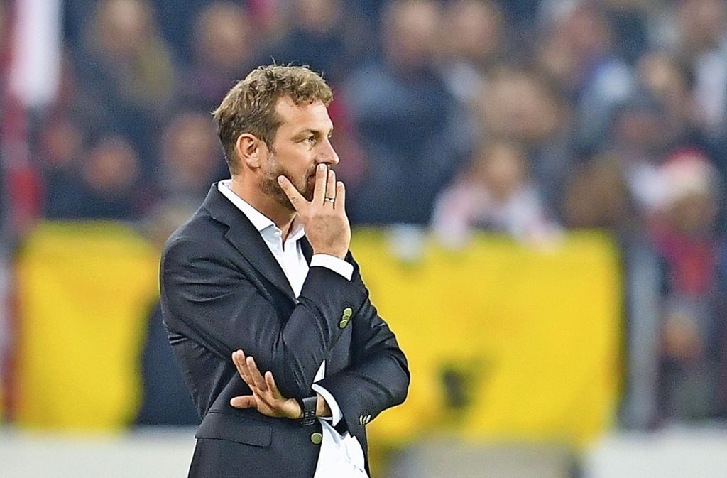 Dem VfB-Trainer fehlen derzeit die richtigen Ideen: VfB: Weinzierl ratlos am Seitenrand