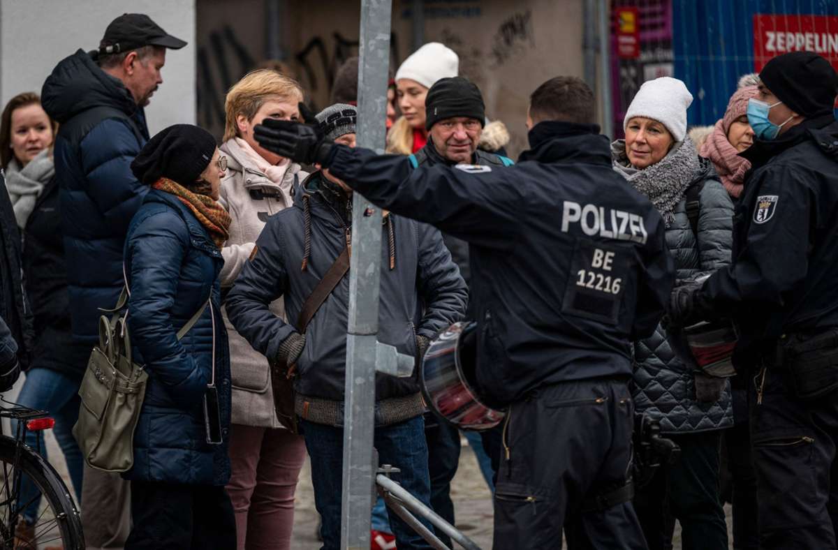 In Berlin haben Gegner der Corona-Maßnahmen trotz Verbot demonstriert. Foto: AFP/JOHN MACDOUGALL
