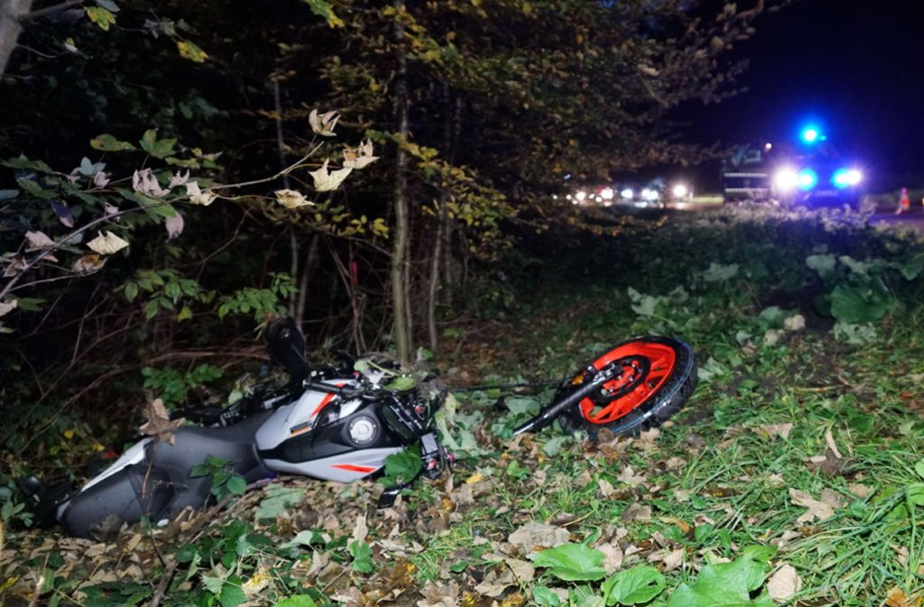 Unfall bei Esslingen: Motorrad gegen Traktor – Biker schwer verletzt