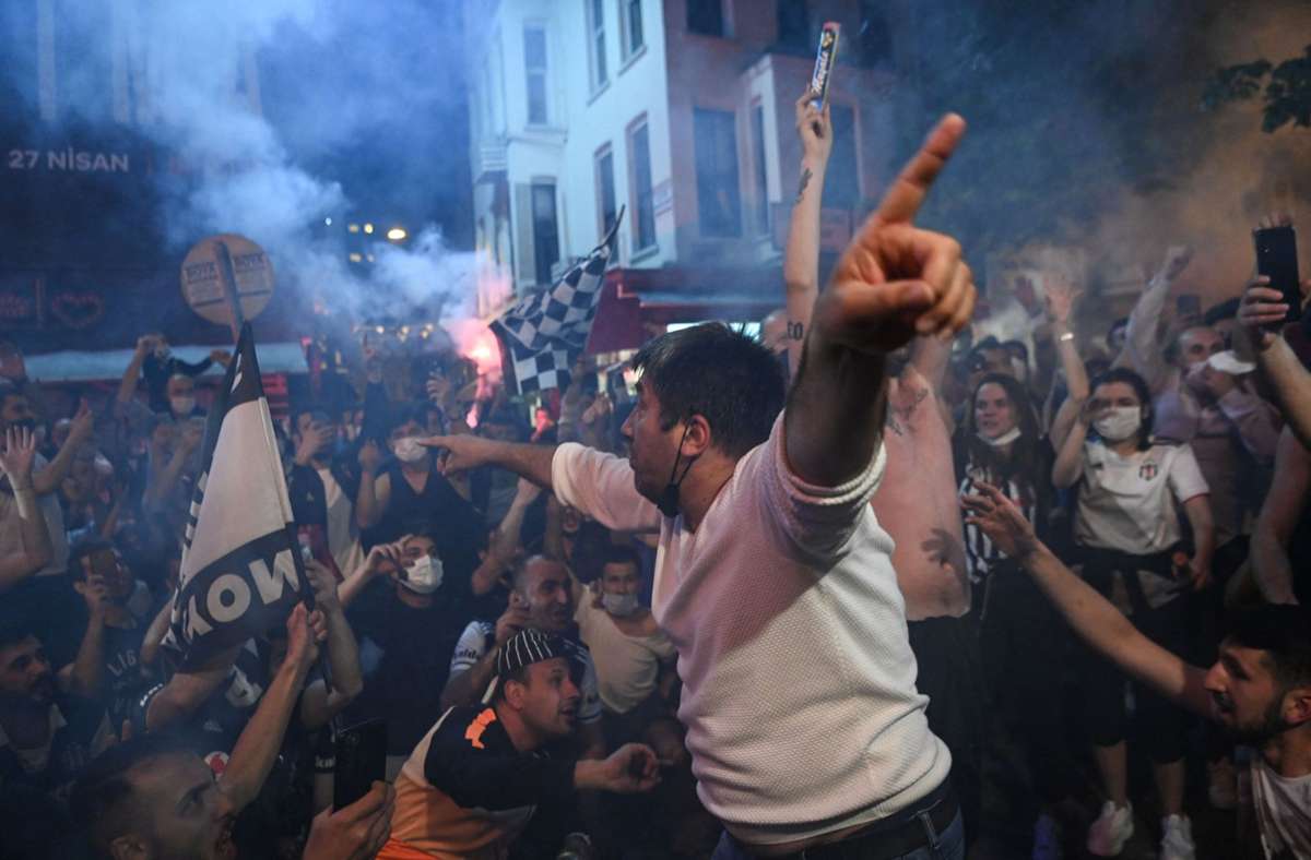 Fußball-Fans in Istanbul sangen, tanzten und hielten am Samstagabend Besiktas-Schals in die Fernsehkameras.