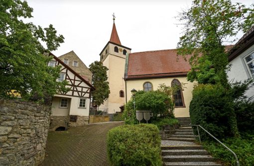 War einst sichere Zuflucht für die Bewohner von Weissach: die Kirchenburg samt Wehrturm und Ulrichskirche. Foto: Jürgen Bach