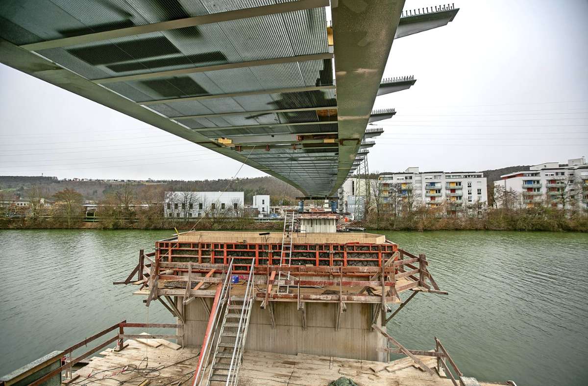 Statt des Spannbeton-Kolosses aus den 60-er Jahren schwebt nun eine Stahlkonstruktion über dem Neckar zwischen Mettingen und Brühl.