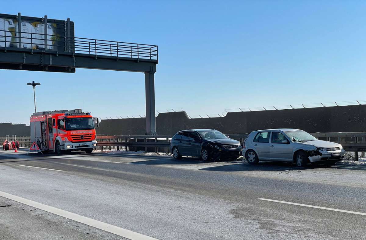 A8 zwischen Wendlingen und Stuttgart: Mehrere Unfälle legen Verkehr nahezu lahm – sechs Verletzte