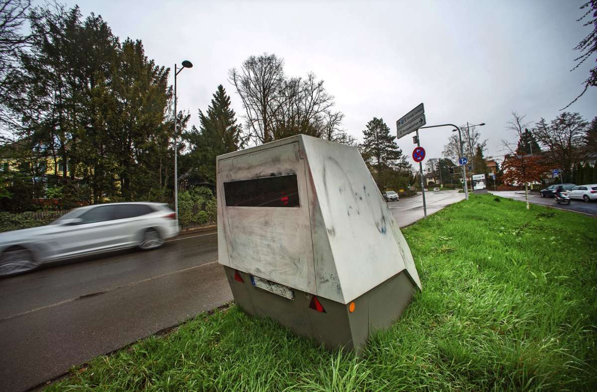Tempokontrollen in Esslingen: Unerwünschte Blitze aus dem Trailer -  Esslingen - Esslinger Zeitung