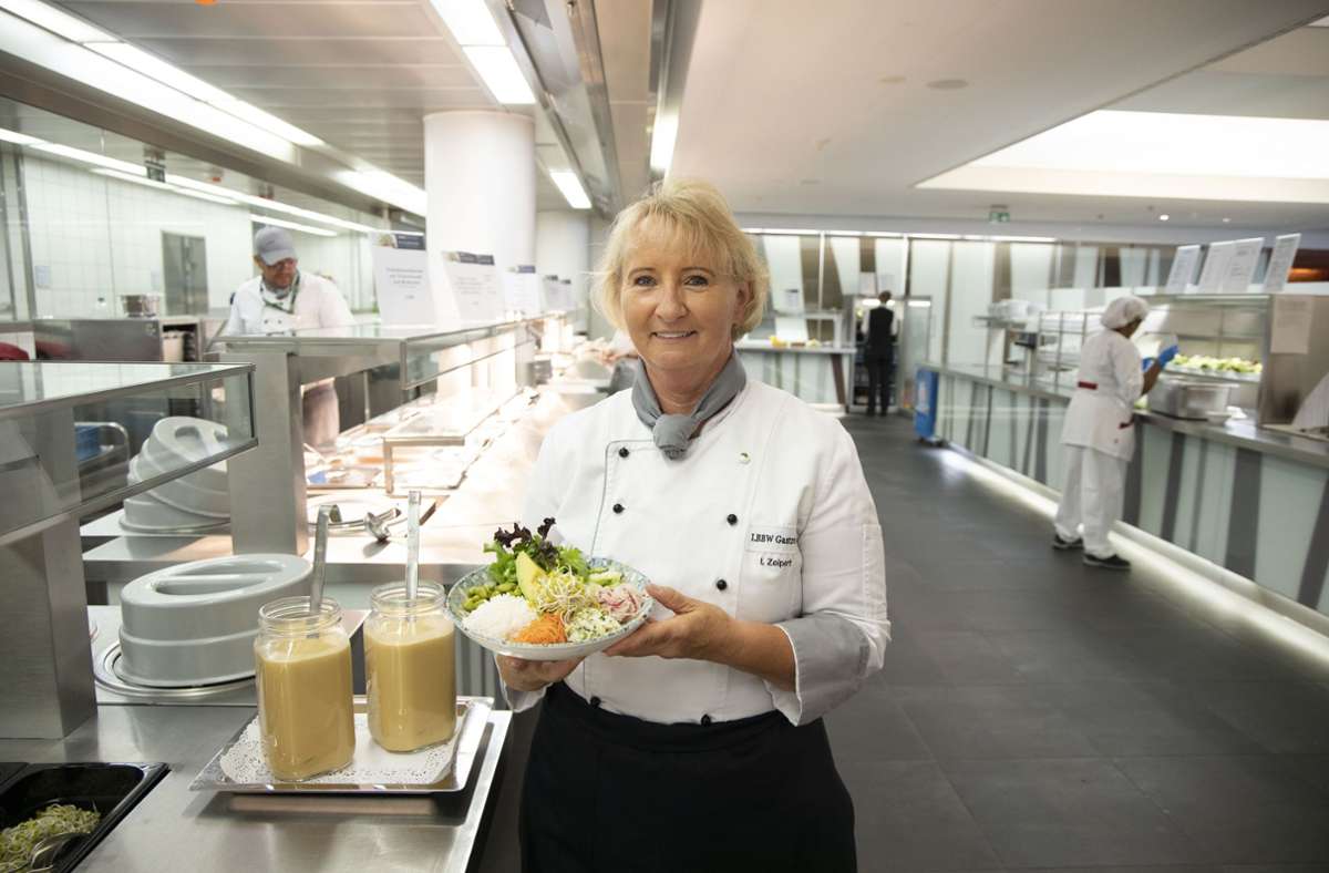 Die Landesbank greift in ihren Kantinen Trends auf: Küchenmeisterin Iris Zeipert präsentiert eine vegane Bowl.