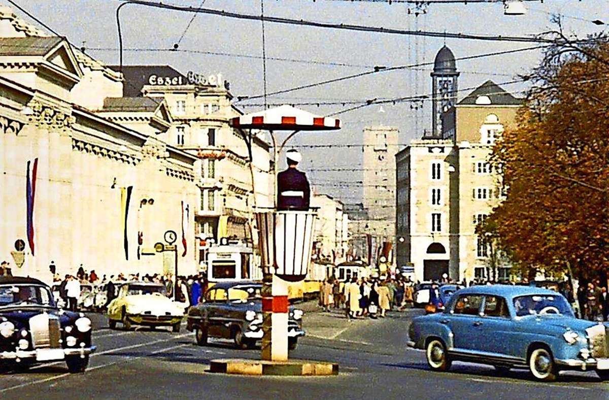 Das Foto entstand 1960 auf Höhe des Schlossplatzes. Weiter unten an der  Königstraße/Ecke Bolzstraße wurde 1939 die erste Stuttgarter Verkehrsampel aufgestellt.