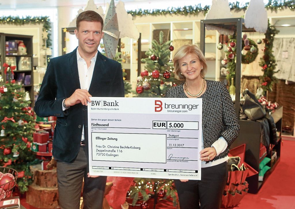 Christian Witt übergibt im Namen von Breuninger einen Spendenscheck über 5000 Euro zugunsten der Weihnachtsspendenaktion an EZ-Herausgeberin Christine Bechtle-Kobarg. Fotos: Bulgrin