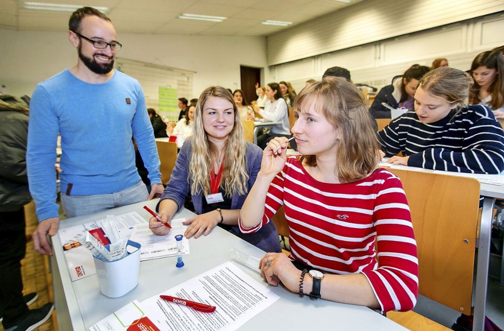 Am Theodor-Heuss-Gymnasium lassen sich Schüler als Stammzellenspender registrieren: Schüler lassen sich als Stammzellenspender registrieren