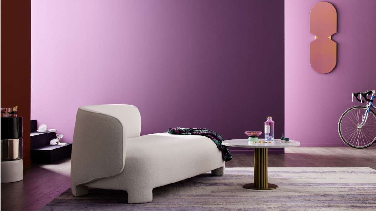 Weich wuchtiges Sofa für gemütliche Stimmung – dazu fröhliche Farben wie der von Designstar Sebastian Herkner gestaltete „Jacaranda“-Ton für Caparol Icons.