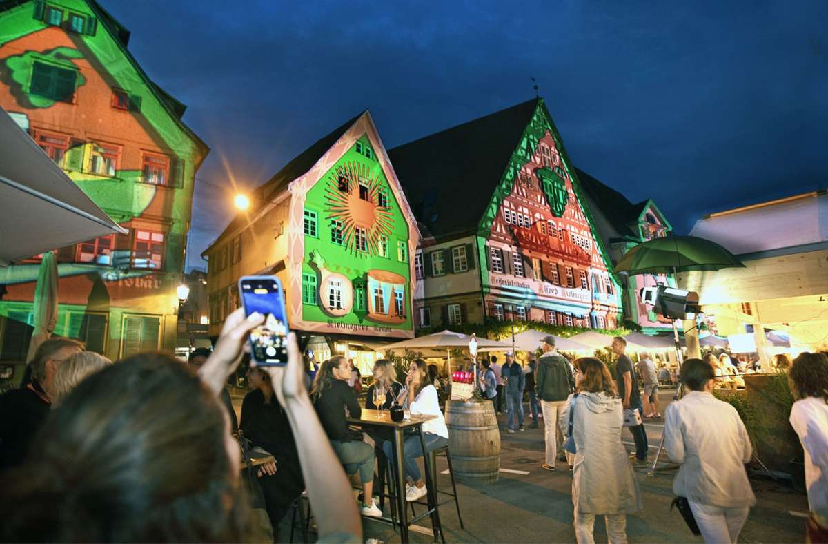 Selbst  die Fachwerkhäuser am Marktplatz standen  ganz im Zeichen des Estivals: Die Tübinger Lichtkünstler  Nina und Daniel Liewald  haben farbige  Akzente  gesetzt.