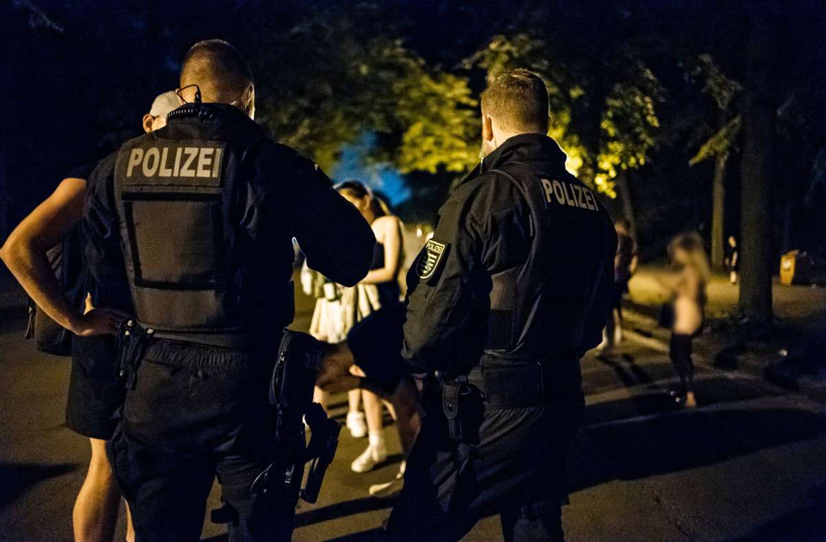 Flaschenwürfe und sexuelle Übergriffe: Polizei räumt Plätze in Freiburg