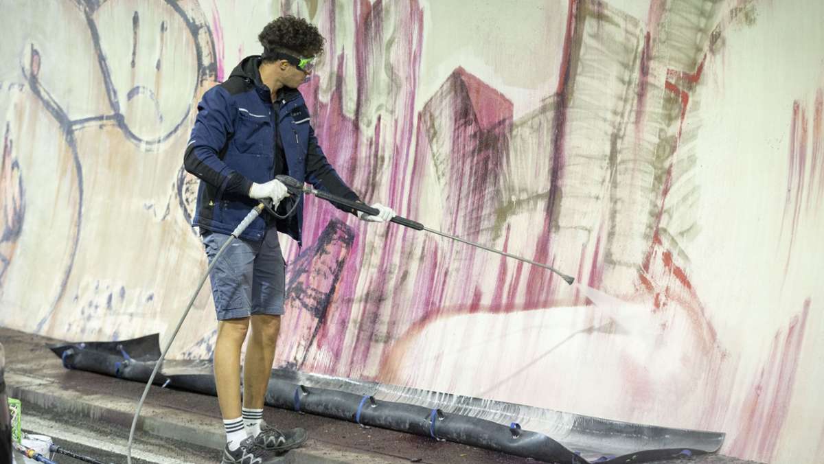Illegale Graffiti werden in Stuttgart entfernt: Sicherheitsdienst bewacht B 14-Tunnel – Freigabe für Verkehr bleibt offen
