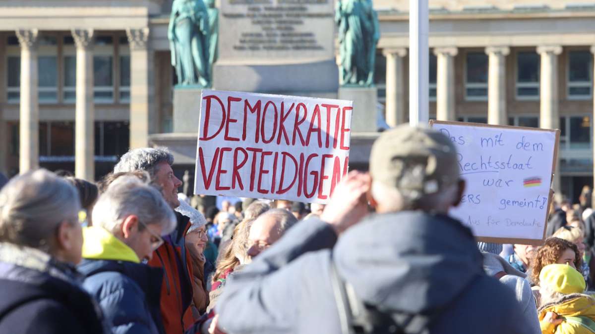 Demo gegen rechte Hetze in Stuttgart: „Eindrucksvolle Demonstration der Demokratie“