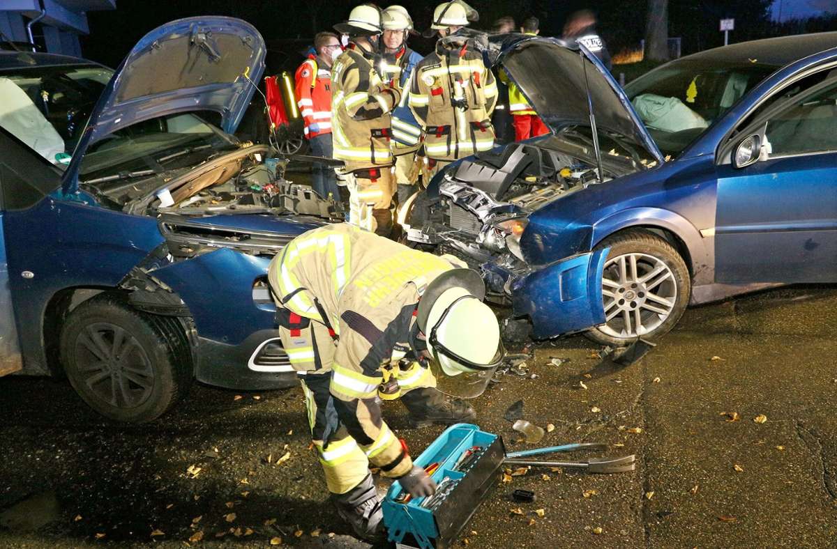 Die Polizei vermutet, dass der Opel-Fahrer alkoholisiert war und deutlich zu schnell unterwegs war.