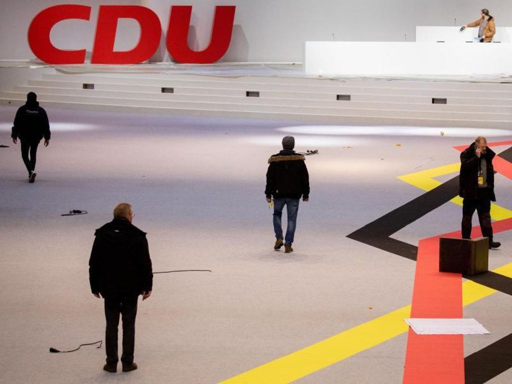Insgesamt entscheiden 1001 Wahlberechtigte in Hamburg über die Merkel-Nachfolge: 154 Landes-Delegierte beim CDU-Parteitag