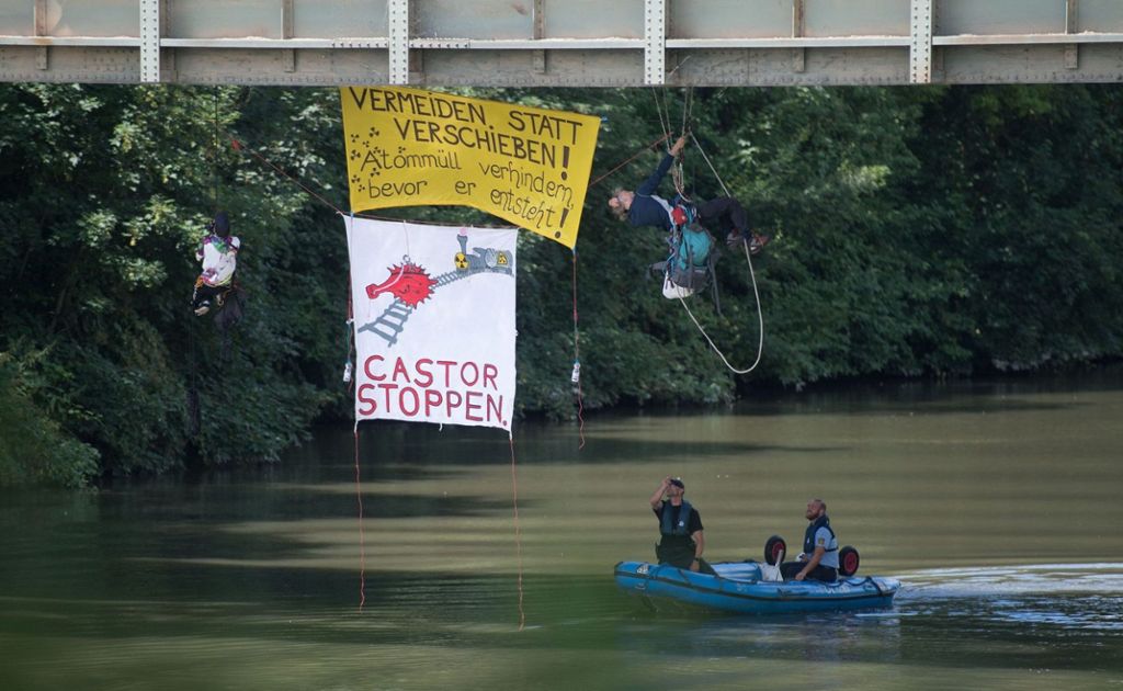 Umweltaktivisten seilen in Horkheim (Heilbronn) ab: Castor-Transport auf dem Neckar