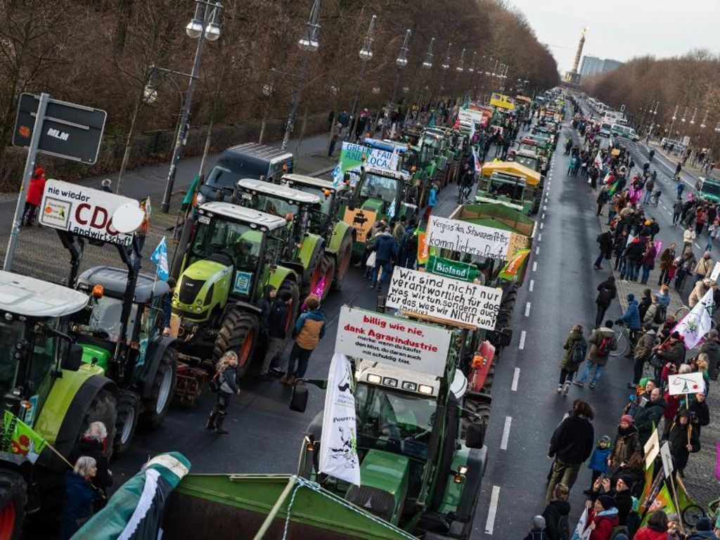 Demonstranten und Bauern mit ihren Traktoren stehen auf der Straße des 17. Juni in Berlin. Foto: Christophe Gateau/dpa