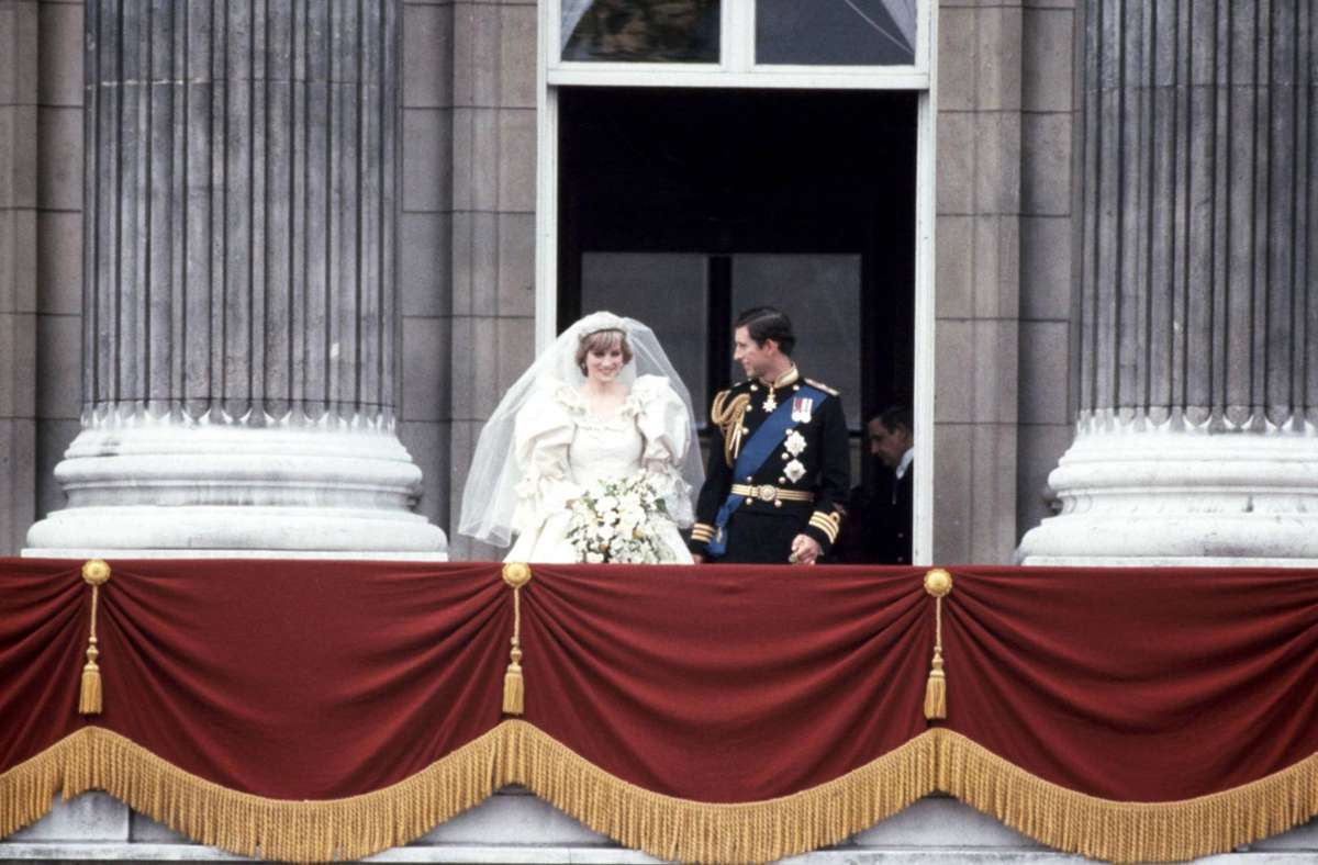 Der Moment, auf den alle Schaulustigen gewartet haben: Das Brautpaar erscheint auf dem Balkon.