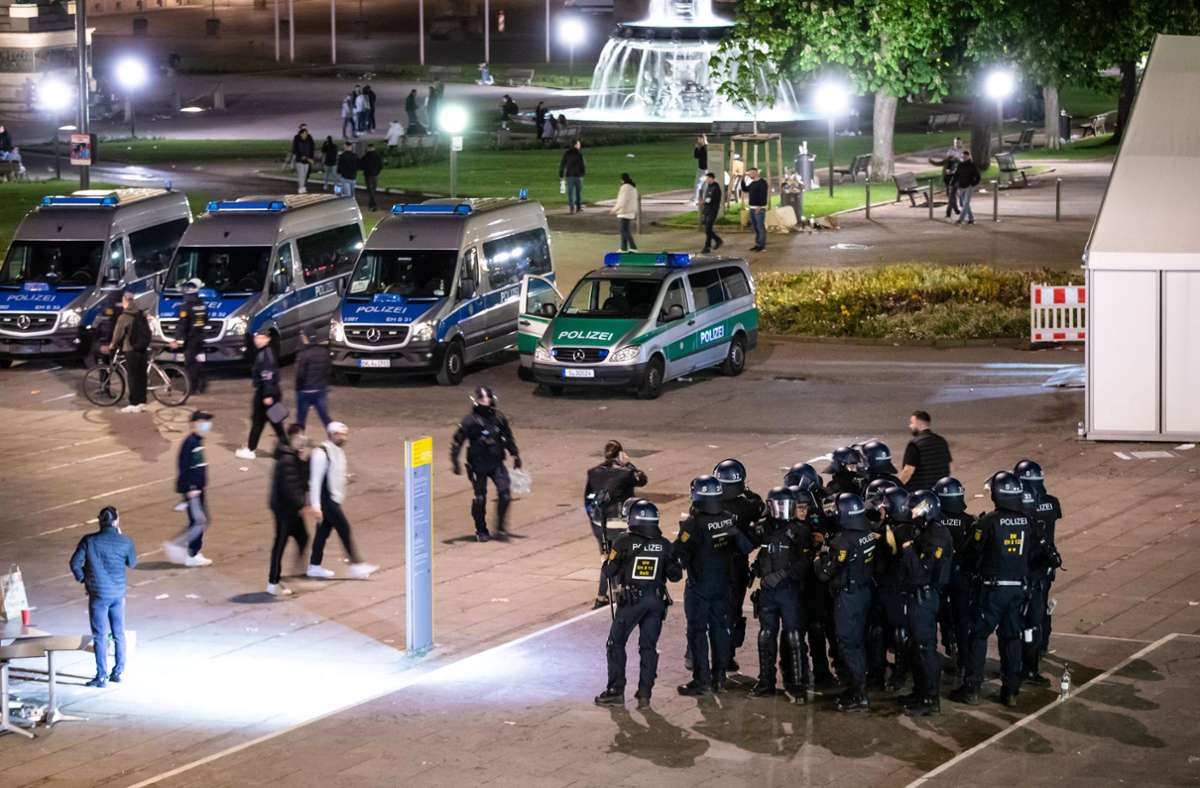 Auseinandersetzungen in Stuttgarter Innenstadt: Nach Pfeifkonzerten und Flaschenwerfen – Polizei räumt Schlossplatz