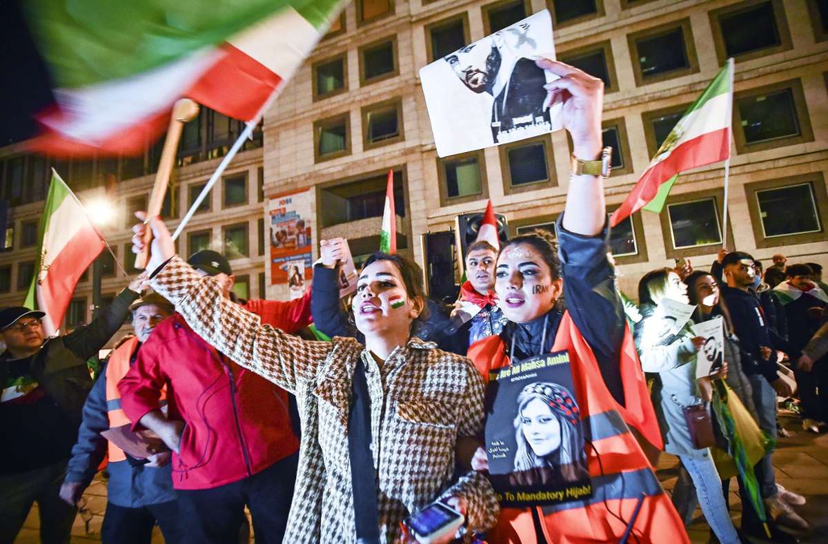 Demonstrantinnen setzten sich in Stuttgart gegen das Regime im Iran und für mehr Freiheitsrechte ein. Foto: Lichtgut/Ferdinando Iannone