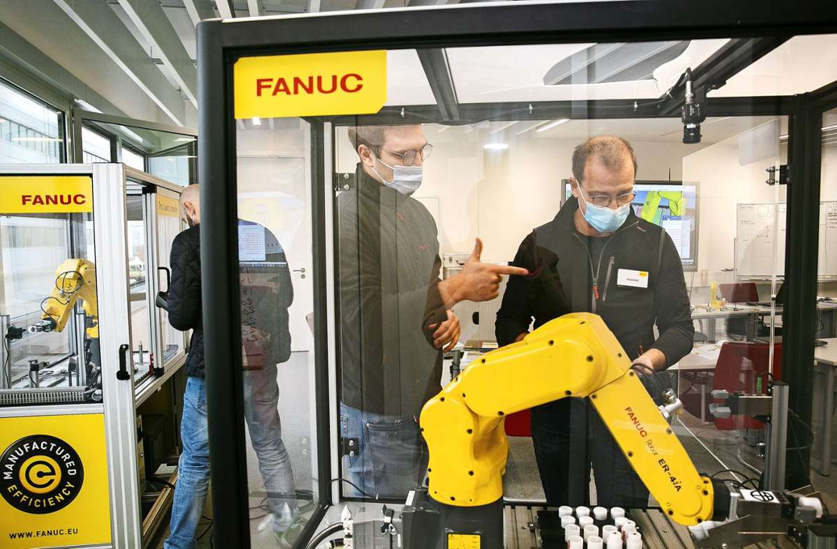 Robotik-Training bei Fanuc in Neuhausen: Damit der Roboter keine Zicken macht