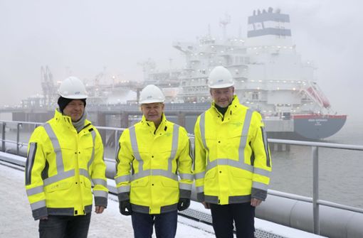 Habeck, Scholz und Lindner bei der Eröffnung eines LNG-Terminals: Flüssiggas soll Deutschlands Energieversorgung sichern. Foto: dpa/Michael Sohn