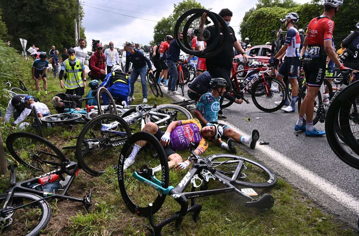 Massensturz bei Tour de France: Symbolische Entschädigung für „Allez Opi Omi“-Schild gefordert