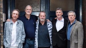 Eric Idle und John Cleese von Monty Python im Clinch