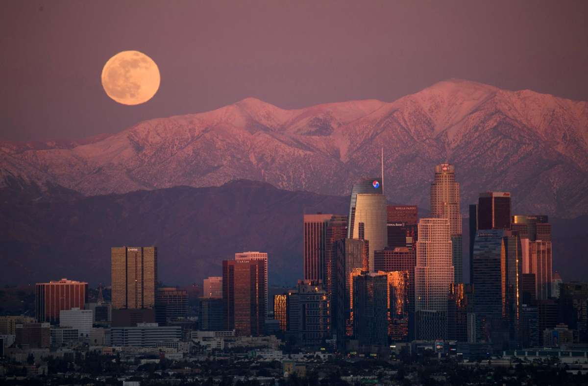 Der „Cold Moon“ über Los Angeles in seiner vollen Pracht.