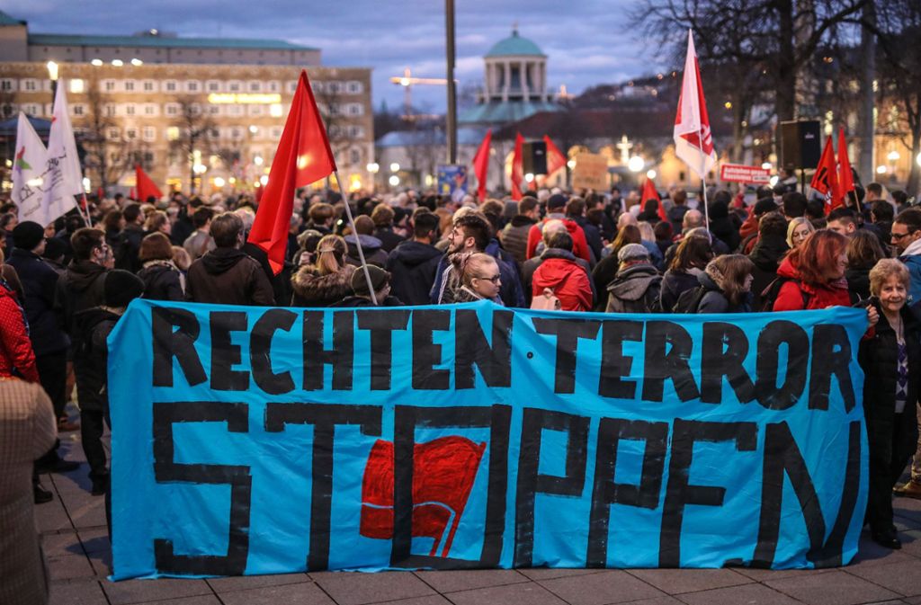 Kundgebung in Stuttgart nach Morden in Hanau: Hunderte demonstrieren gegen  rechten Terror
