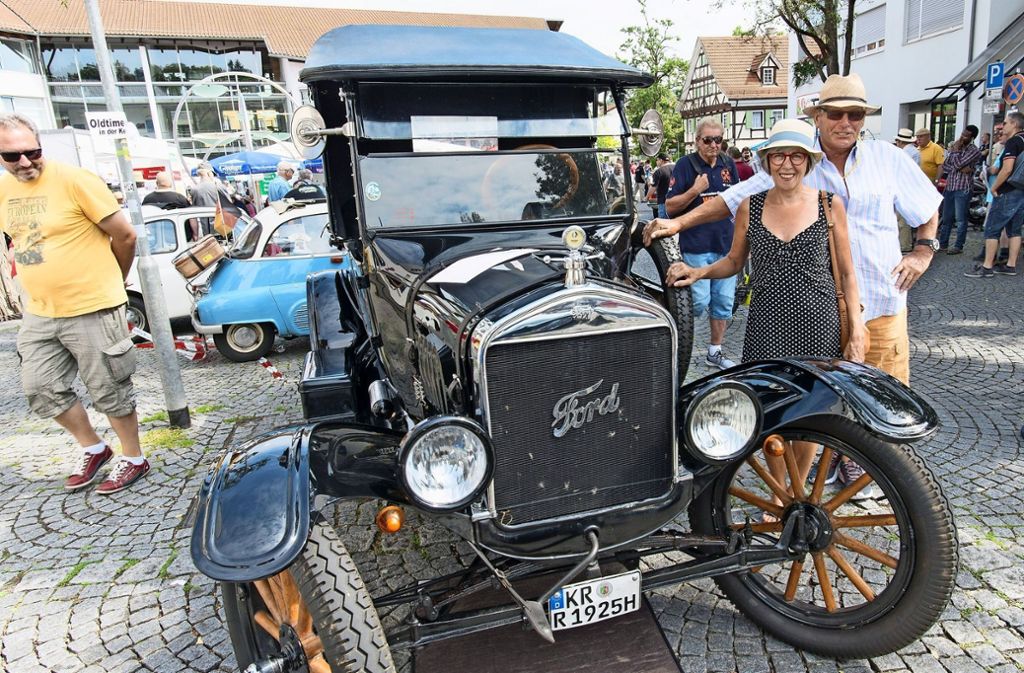 Wilfried und Lilly Roth mit ihrer Tin Lizzy. Mit Baujahr 1925 ist das noch nicht das älteste Auto.