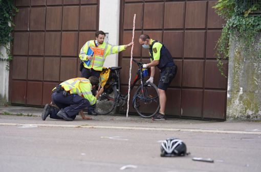 Die Polizei untersucht die Unfallspuren am Fahrrad. Foto: Fotoagentur-Stuttg/Andreas