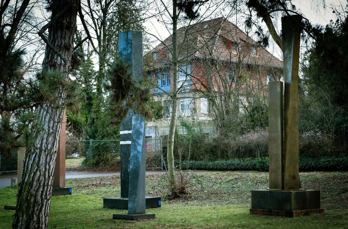 Künstlervilla  in Stuttgart verrottet: Sohn von Hajek will aus Protest Skulpturen entfernen lassen