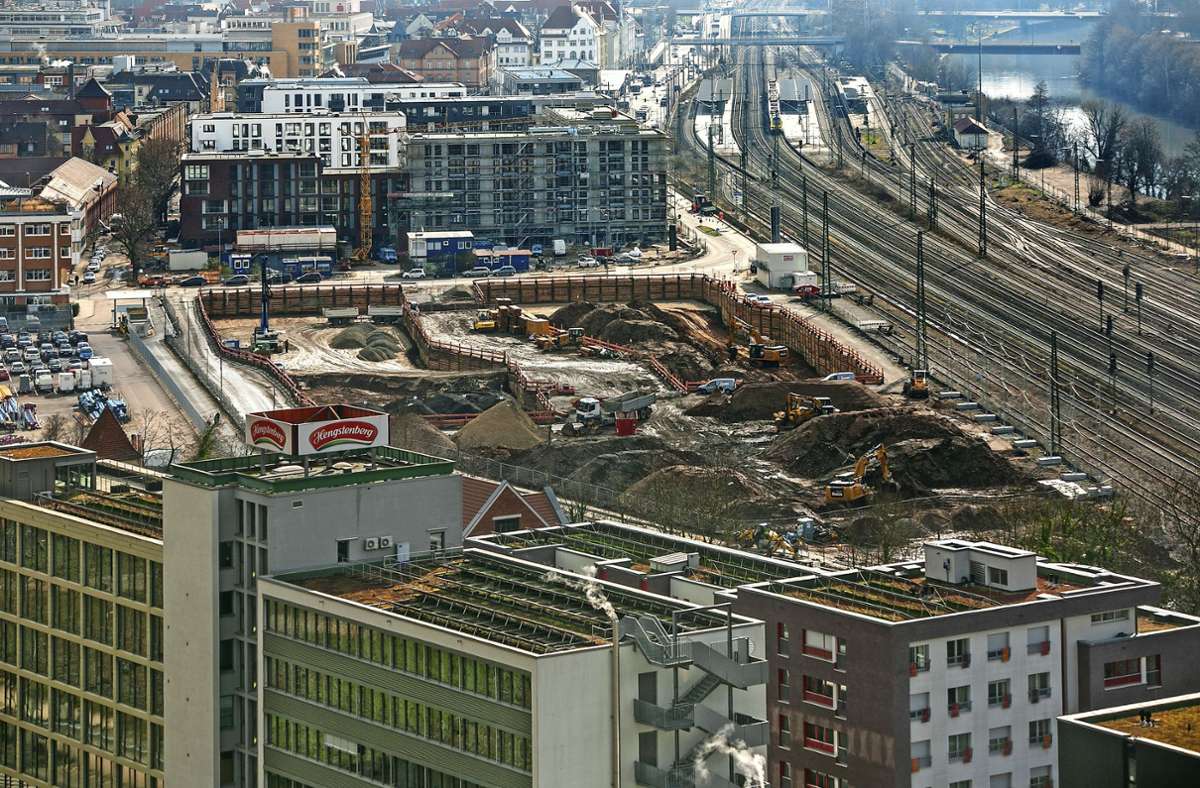 Blick auf die neuen RVI-Blöcke und das Baufeld der Hochschule in der Esslinger  Neuen Weststadt.